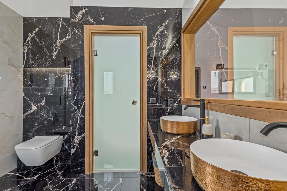A top-floor View House bathroom