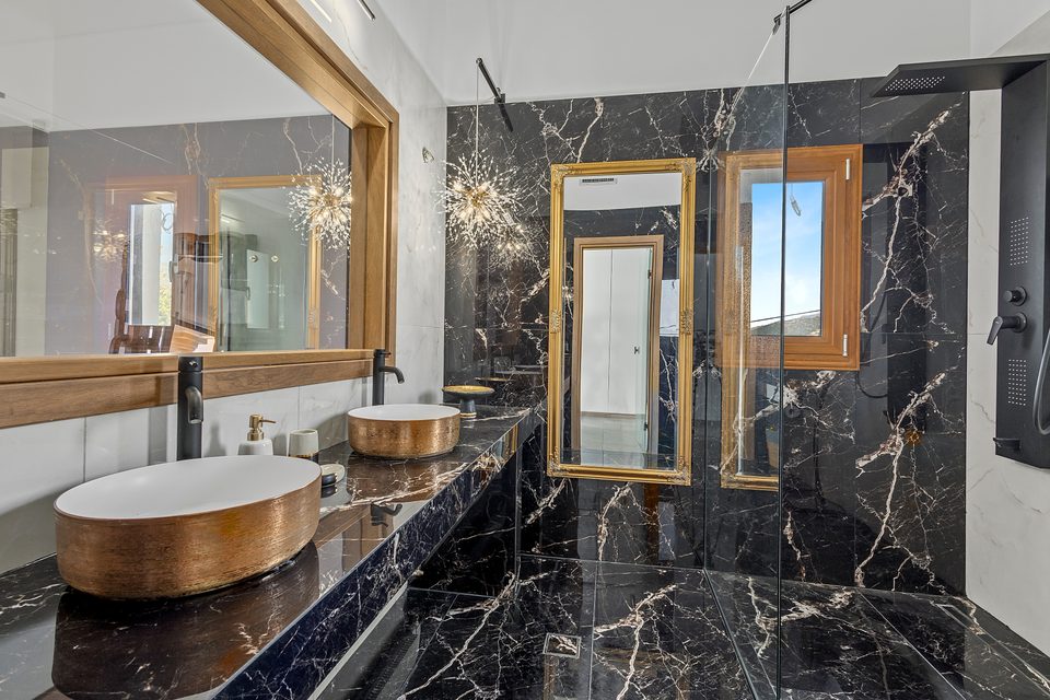 A top-floor View House bathroom